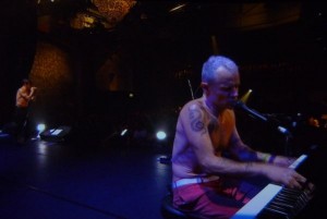Basgitarista Flea hrá na klavíri