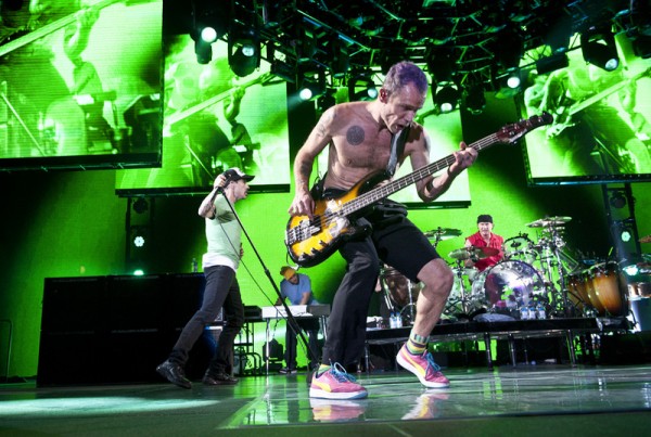 Red Hot Chili Peppers na koncertoch predvádzajú nezabudnuteľné vystúpenie (Birmingham - Anglicko 20. november 2011)