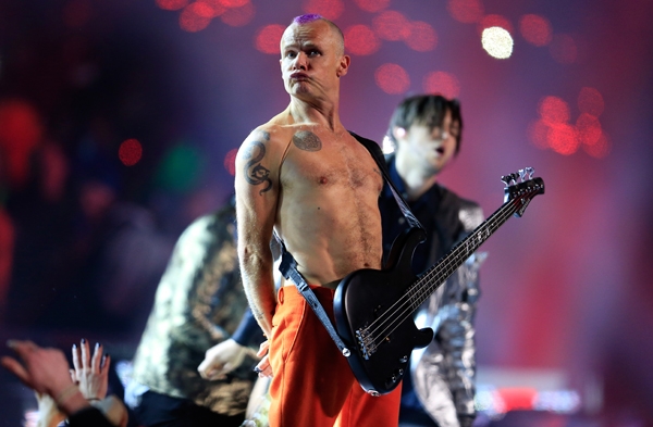 Basgitarista Red Hot Chili Peppers Flea na Pepsi Super Bowl XLVIII 