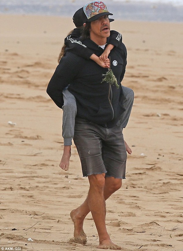 246FAA1300000578-2897989-His_cute_cub_The_52_year_old_singer_gave_Everly_Bear_a_piggyback-a-1_1420506479277
