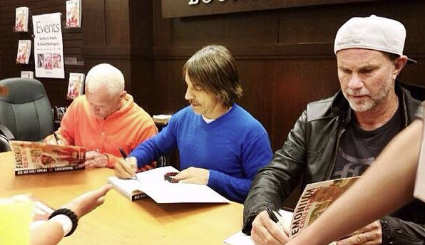 Členovia Chili Peppers podpisujú knihu Fandemonium fanúšikom